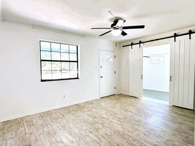 Building Photo - On Island, Close to Historic District & Be...