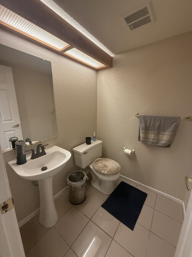 Building Photo - Charming 3 Bedroom 2.5 Bathroom Home in Pr...