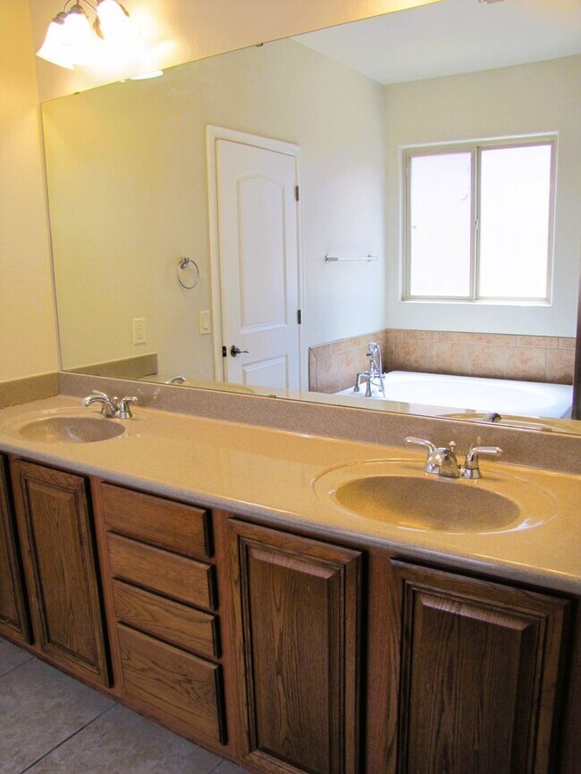Building Photo - Spacious 3BR/2BA/2.5 CG, 2167 sq.ft. renta...