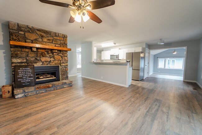 Building Photo - Beautiful Newly Remodeled Home on the Desoto Golf Course! A large landscaped lot with beautiful v...