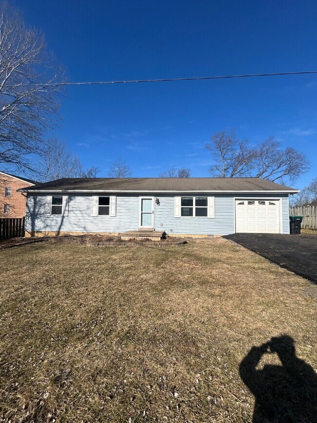 Building Photo - "Charming 3-Bed, 2-Bath Retreat in Strasburg - 1232 Sq Ft of Comfort!"