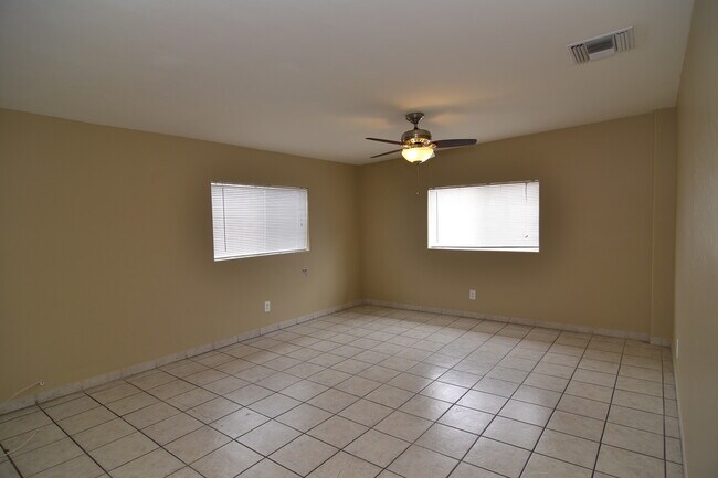 Building Photo - Spacious 4 Bedroom 2 Bath Home! Great South Tucson Location!