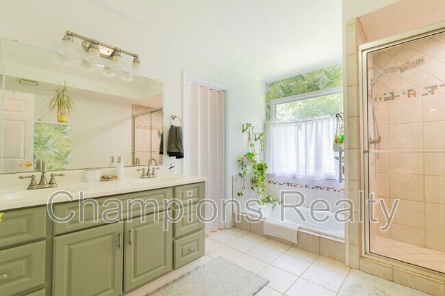 Building Photo - 1514 Crest Dr