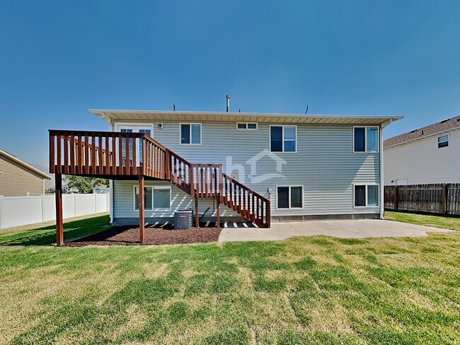 Building Photo - 949 580 E