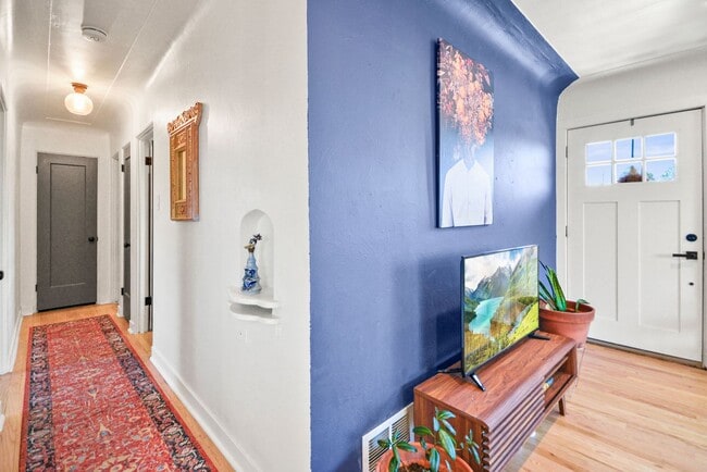 Building Photo - 2Bed/1bath beautiful Home close to City Park