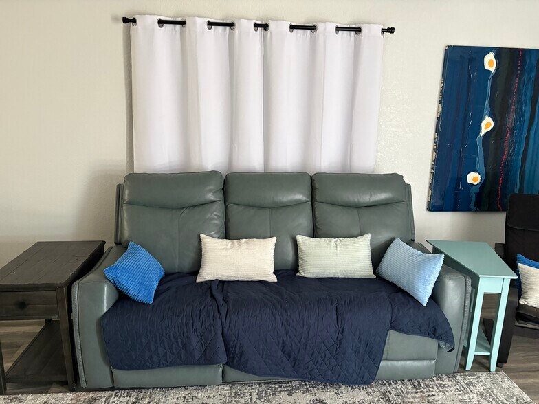 Living room - 3425 16th St N