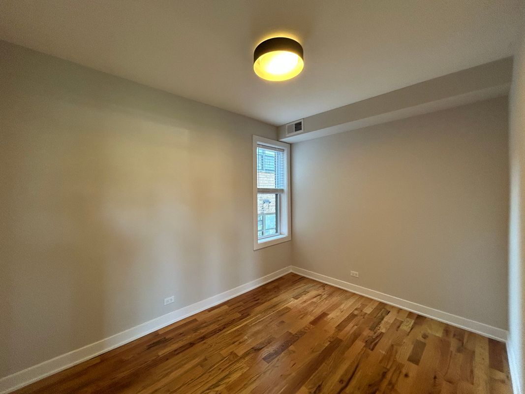Building Photo - 656 W Wrightwood Ave