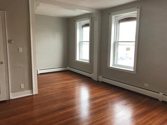 Building Photo - 24 Tracy St