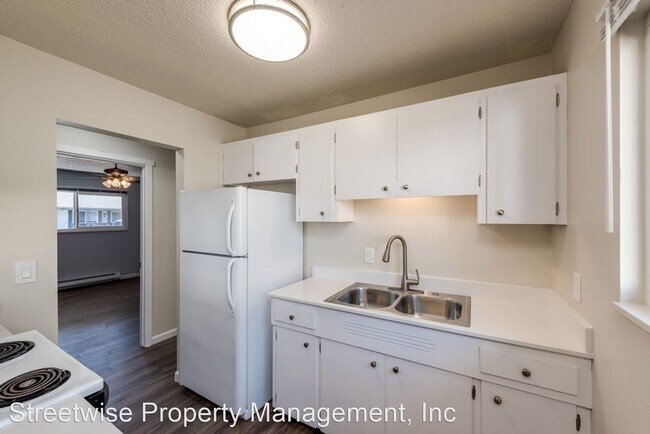 Building Photo - 2705 SE Courtney Ave