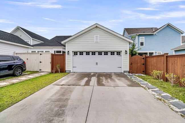 Building Photo - Must see 3 bedroom, 2.5 bath Home in Midto...