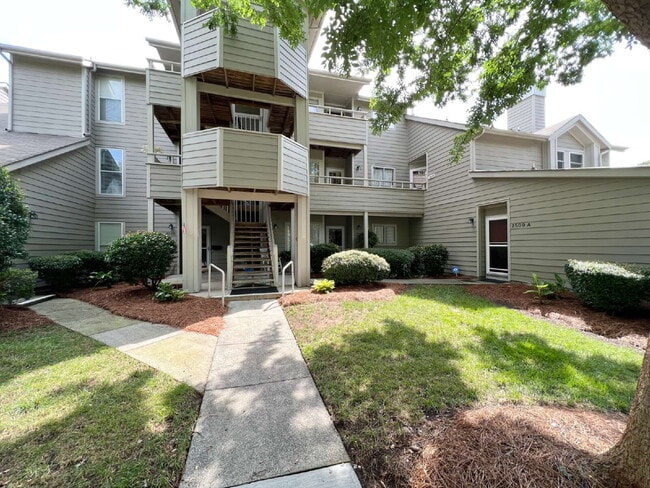 Building Photo - Freshly Updated Condo!