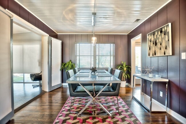 Building Photo - Gorgeous Single Family Home Located In Midtown. Huge Fenced in Backyard!