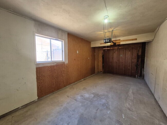 Building Photo - Large 4 Bed 2 Bath House