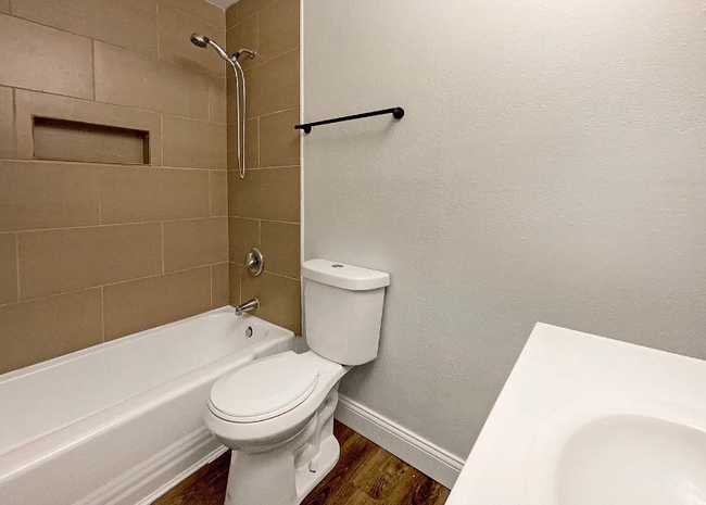 Building Photo - 8040 Goldenrod Ct