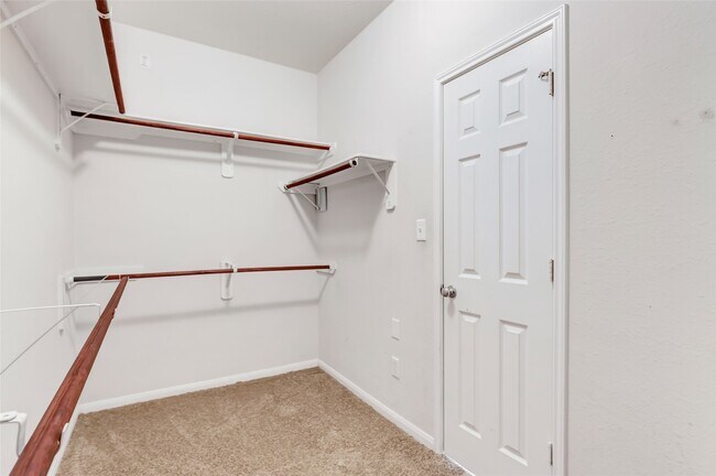 Building Photo - 16942 Lake Willowby Ln