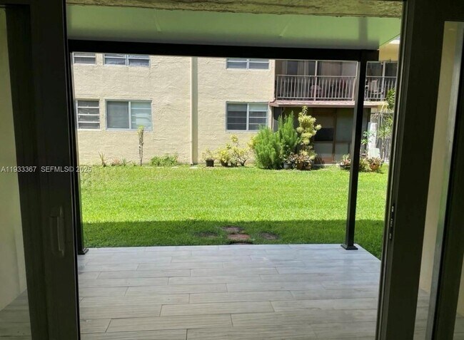 Building Photo - 8893 Fontainebleau Blvd