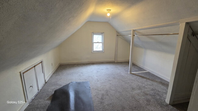 Building Photo - 6 Bed 2 bath FRESH PAINT - Single Family H...