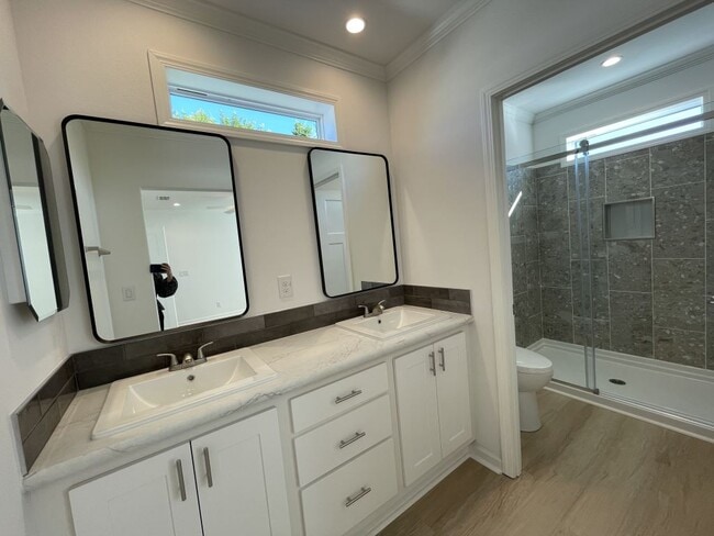 Building Photo - 966 E Montego Ave