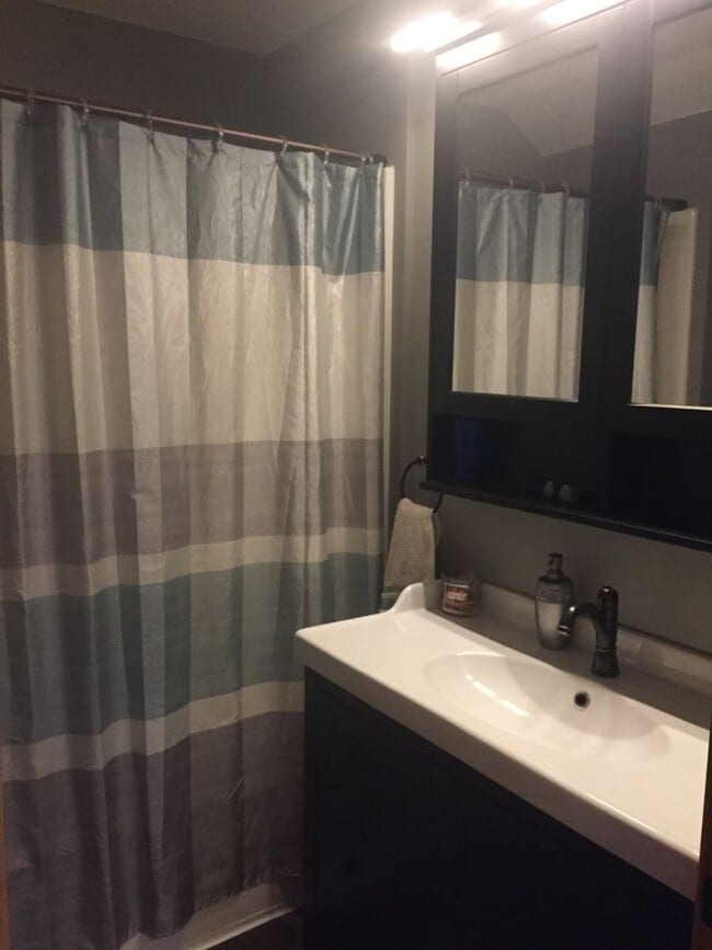 Building Photo - 1414 1/2 Jefferson Street - Available June! - Income Restricted Unit