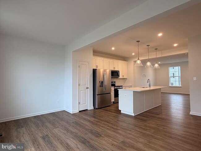 Building Photo - 453 Husky Trl