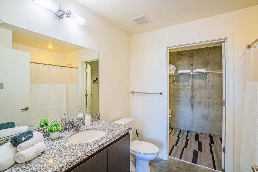 Building Photo - 333 E Roosevelt St