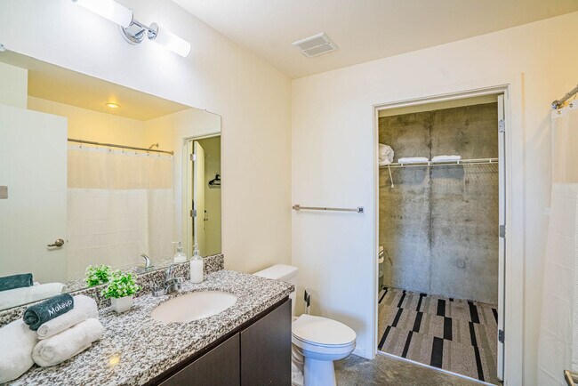 Building Photo - 333 E Roosevelt St