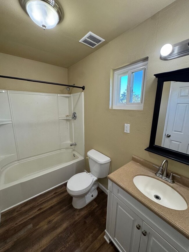 Building Photo - 2 Bedroom 1 Bathroom ADU