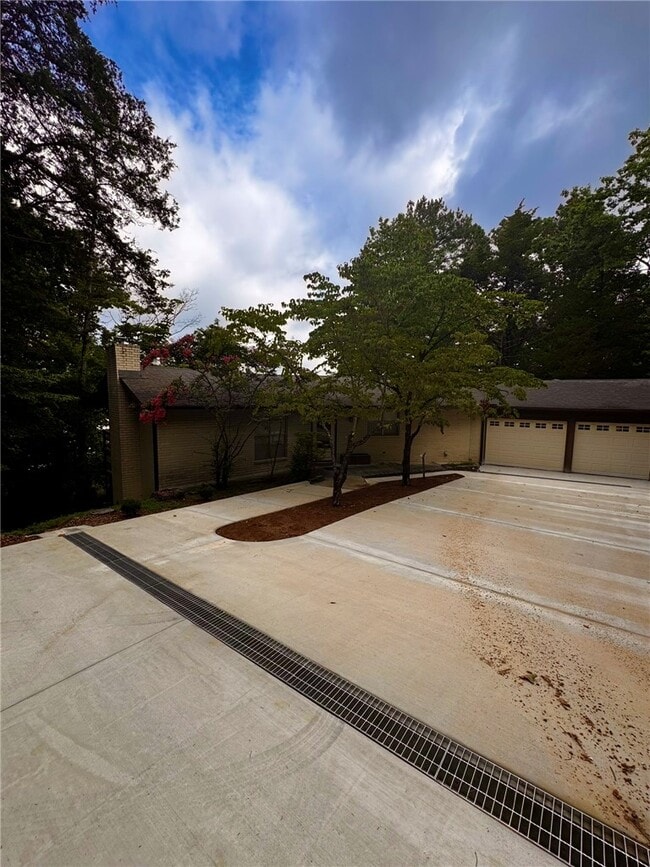 Building Photo - 15344 Dutchmans Dr