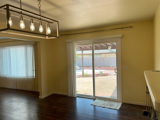 Building Photo - Bright and Sunny 3 bedroom home in North E...