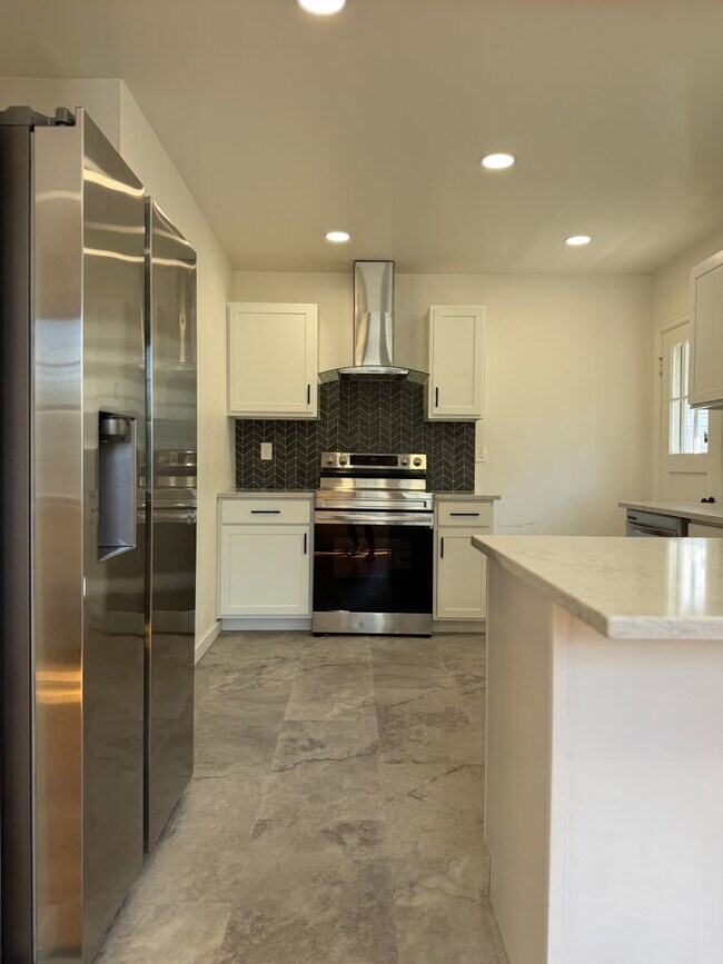 Building Photo - 5 Bedroom 3 Bathroom Southhill Home for Rent