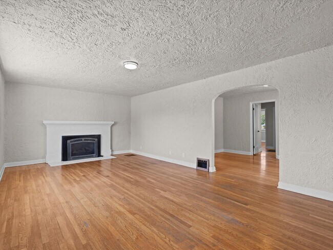 Building Photo - 2 bed, 1 bath with built in office near UNR