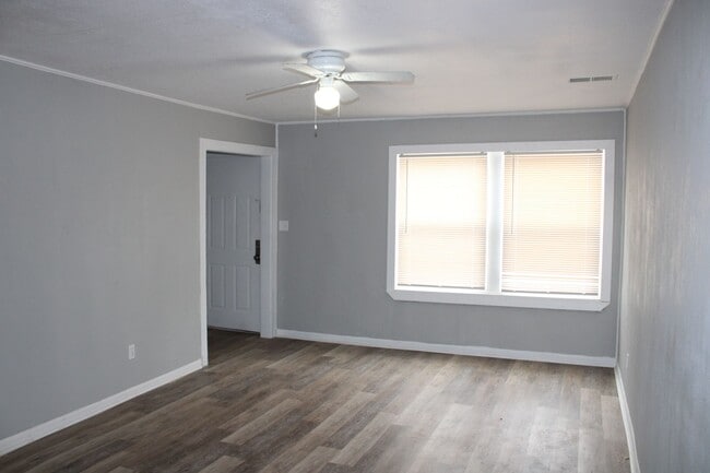 Building Photo - Updated cute and cozy 2bedroom 1 bathroom ...