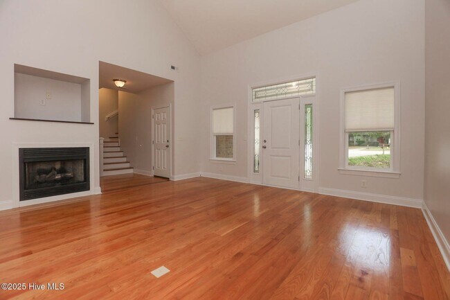 Building Photo - Rental Avail in Olde Point!