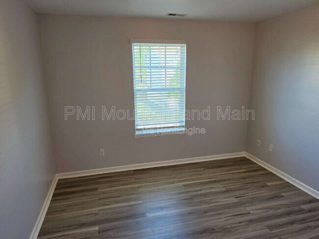 Building Photo - 25 Barnett Shoals Dr