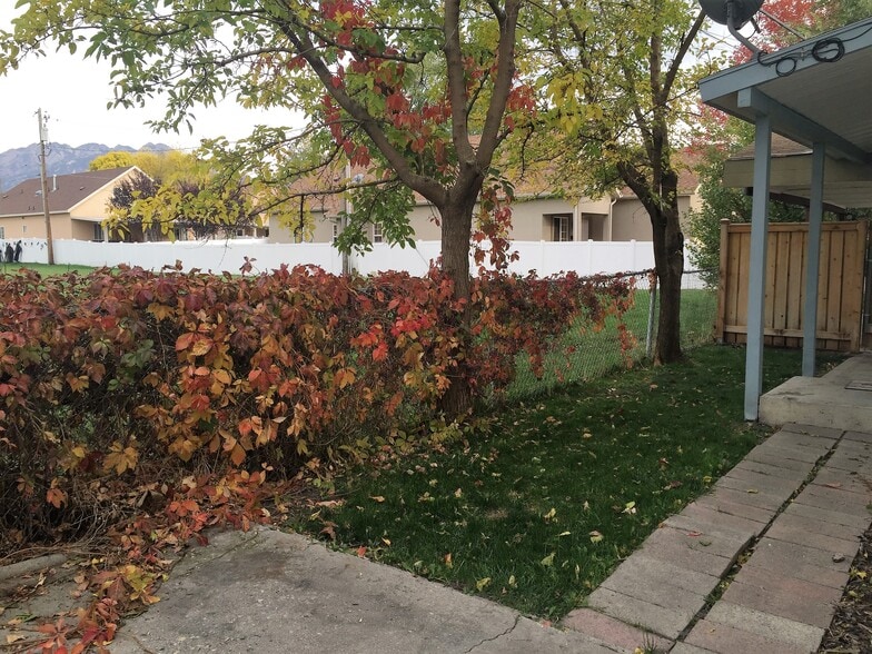 Building Photo - 401 E Maxwell Ln