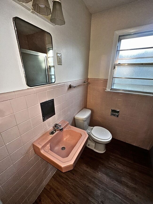 Building Photo - Mesmorizing 3 Bedroom