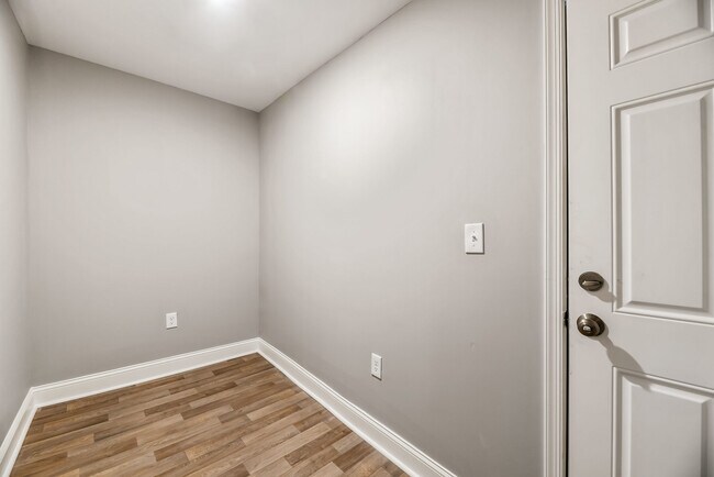 Building Photo - 2 Bedroom Rowhome- Baltimore City