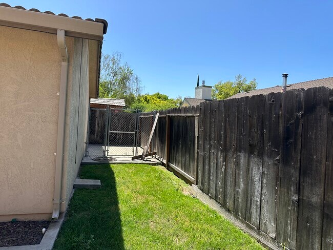 Building Photo - 3613 Almeria Dr