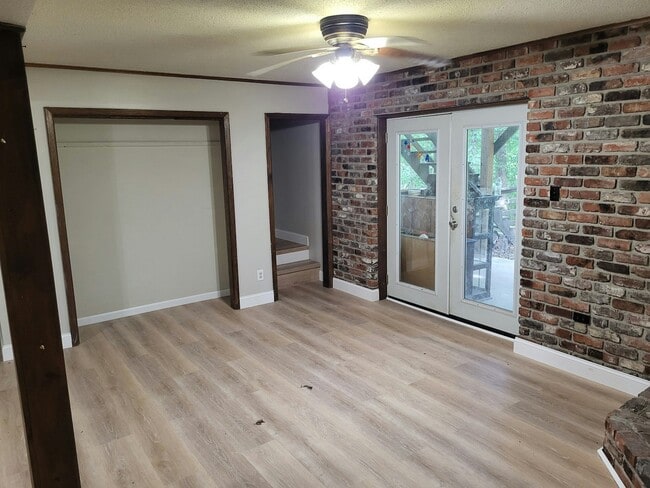 Building Photo - 4510 Mockingbird Dr NE