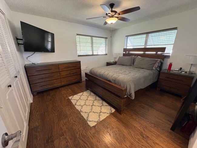 Building Photo - 2161 NE 1st Ct