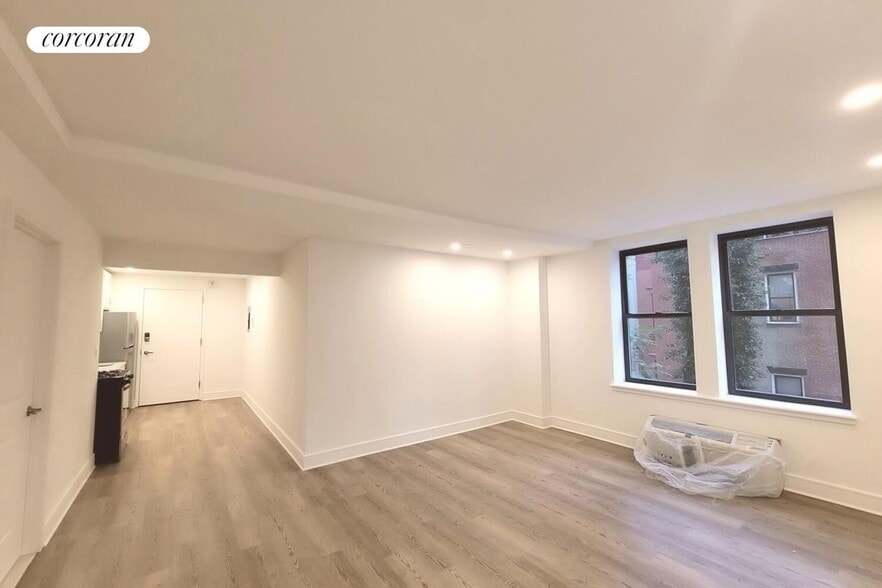 Building Photo - 45 W 81st St