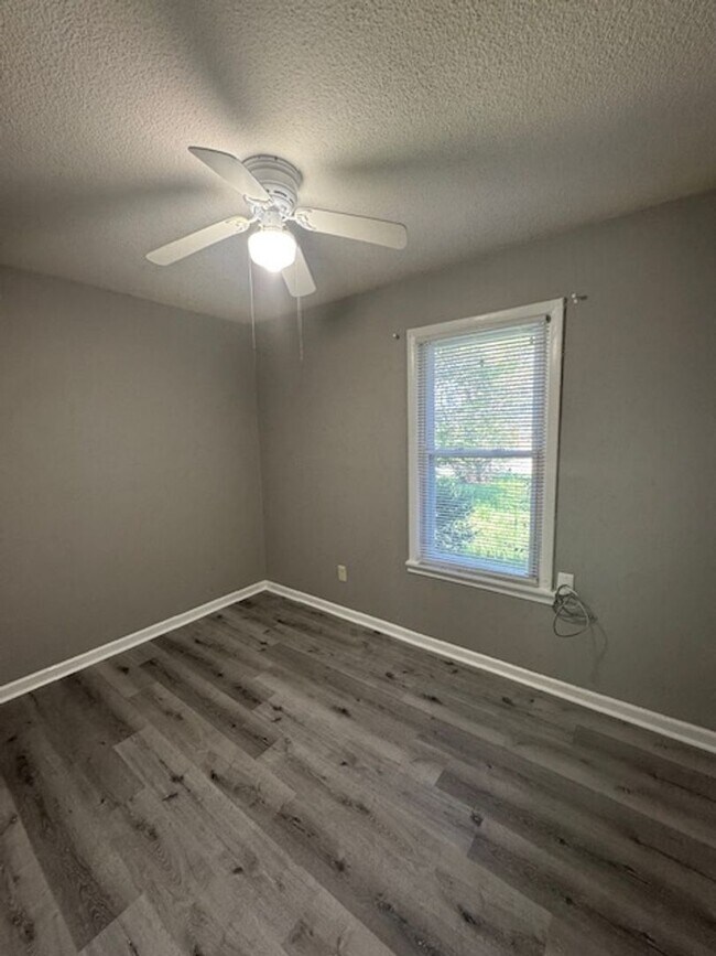 Building Photo - CREEKWOOD