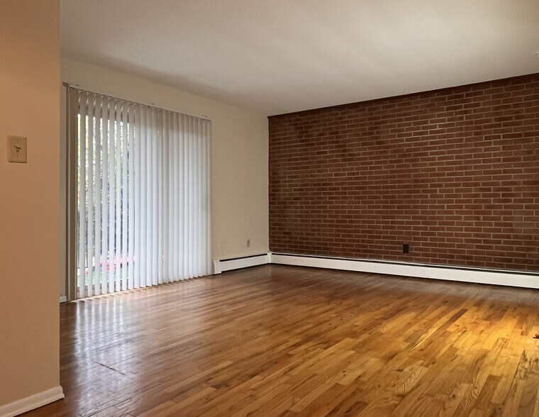 Building Photo - 8 Kenny Ct