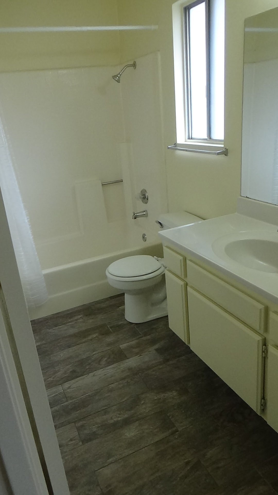 full bathroom 2nd floor - 712 Summerwood Ln