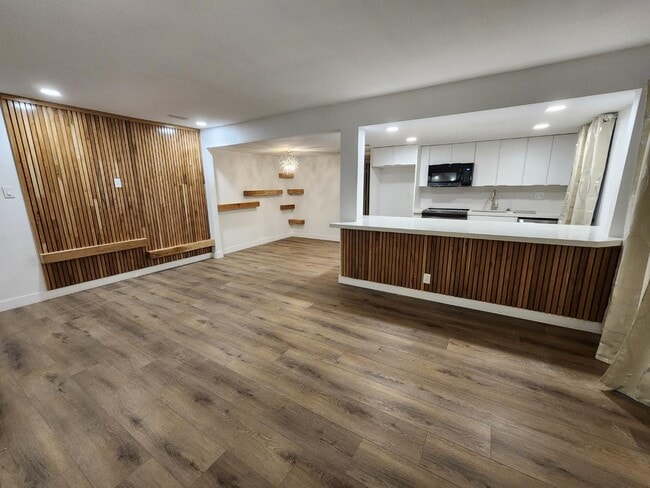 Building Photo - 4981 River Glen Dr