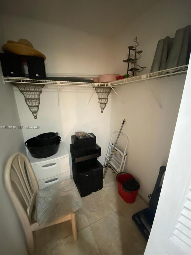 Building Photo - 800 Parkview Dr