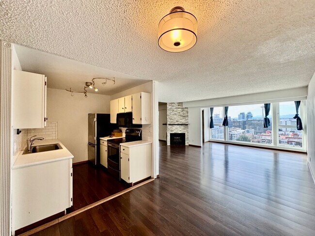 Building Photo - One-bedroom Condo with incredible view of Space Needle from Living Room!!!!!!