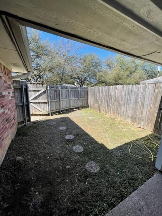 Building Photo - 928 Briar Dr