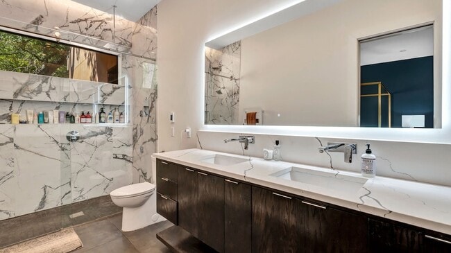 Building Photo - 8635 San Leandro Dr