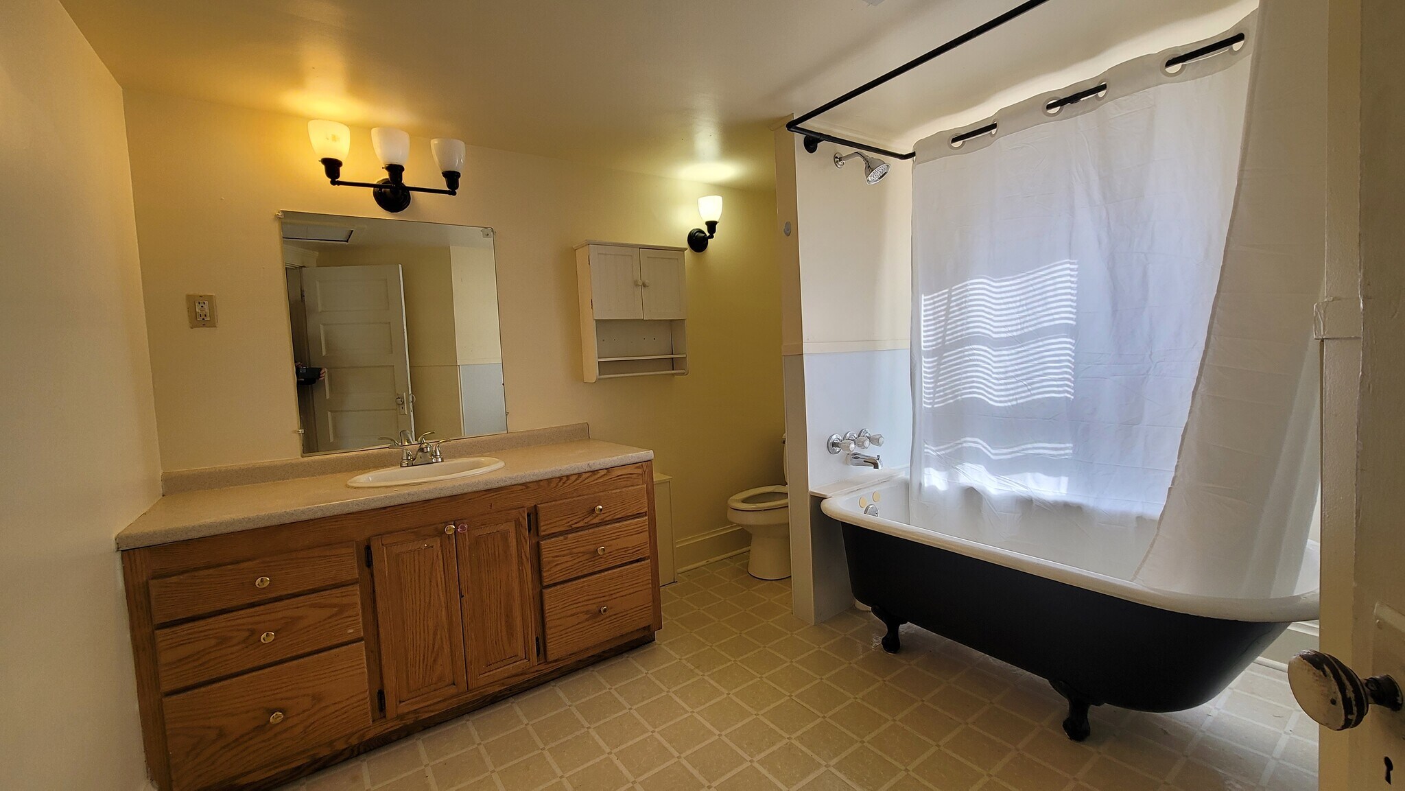 Building Photo - 658 S Rockhill Ave